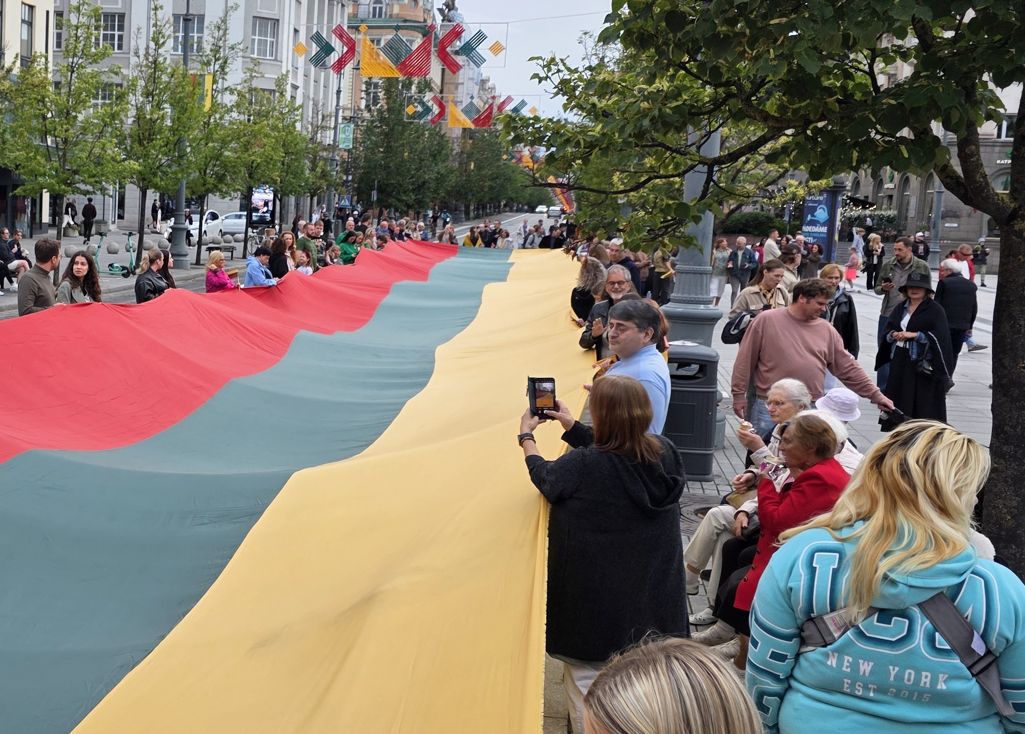 Himno giedojimas Valstybės dienos proga V.Kudirkos aikštėje ir ilgoji Demokratų vėliava